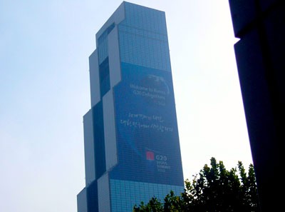 韓国ソウルの巨大なビルのグラフィック